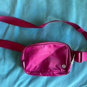 Like new- Lululemon Sonic Pink Everywhere Belt Bag 1L